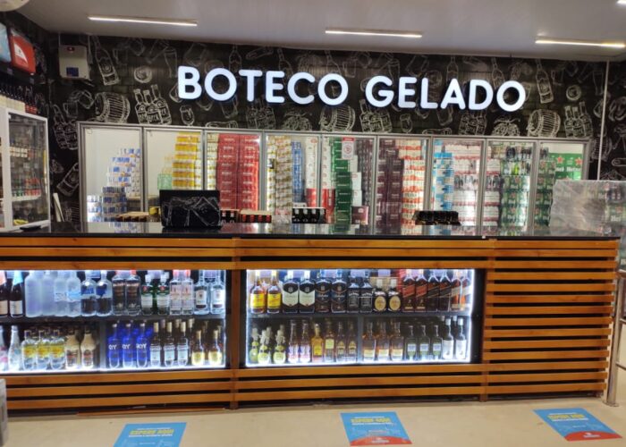 11Instalações do Boteco Mateus, mostrando as bebidas em exposição e o letreiro escrito "Boteco Gelado"