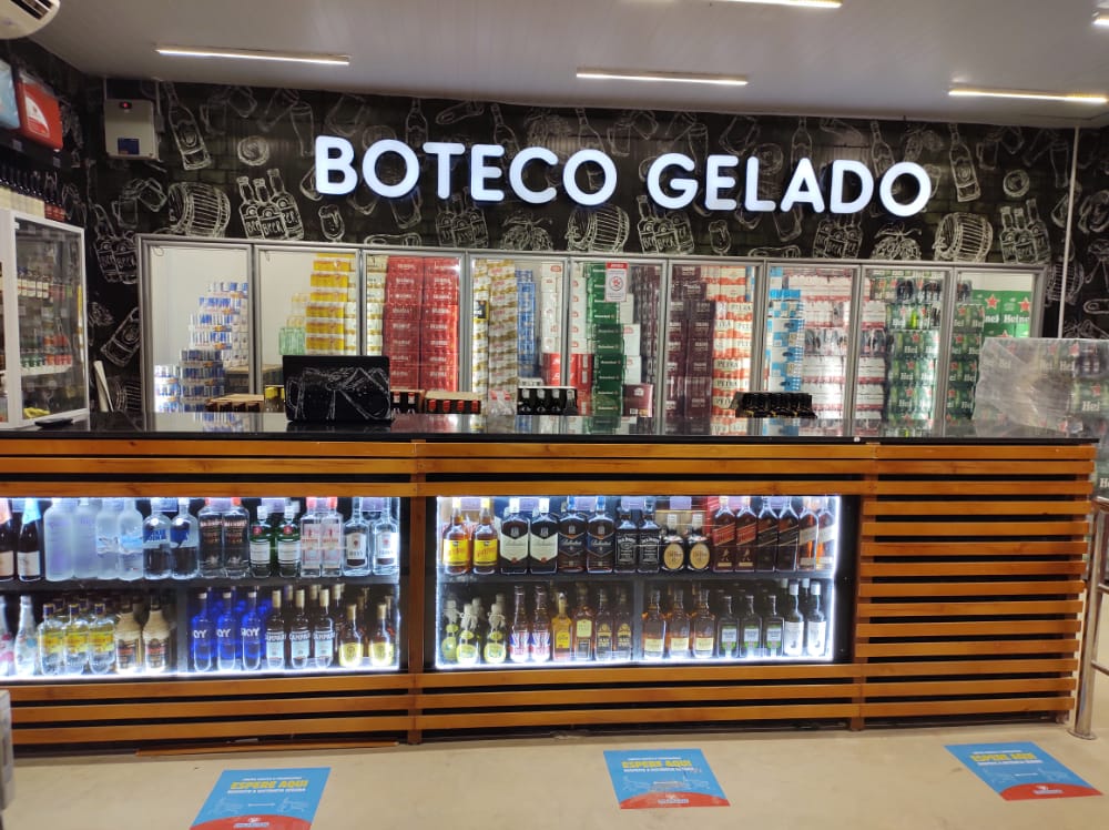 11Instalações do Boteco Mateus, mostrando as bebidas em exposição e o letreiro escrito "Boteco Gelado"